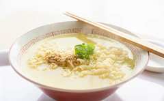 急激に贅沢な味に！ダイノジ流“納豆＆キムチ”インスタントラーメン