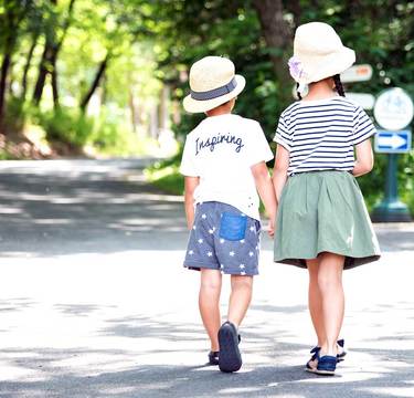 やっぱり気になる、子供の恋愛事情…年齢別エピソードと親の対応は