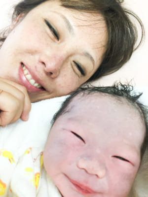 第11子の憧音(とと)ちゃんを出産直後のHISAKOさん