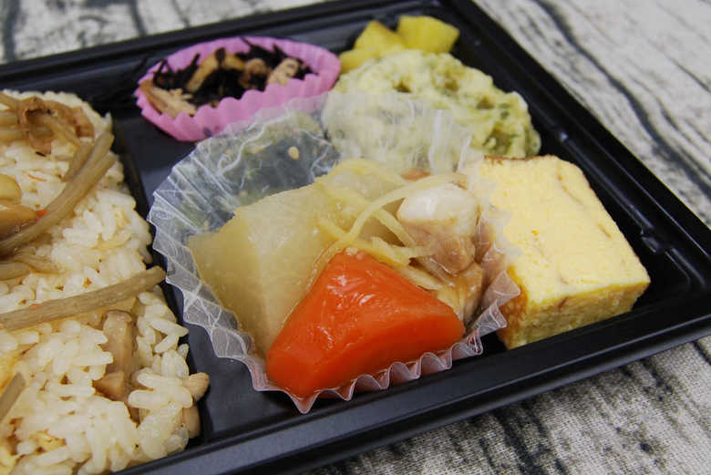人気商品ローソン「鶏五目ご飯幕の内弁当」の実物画像04