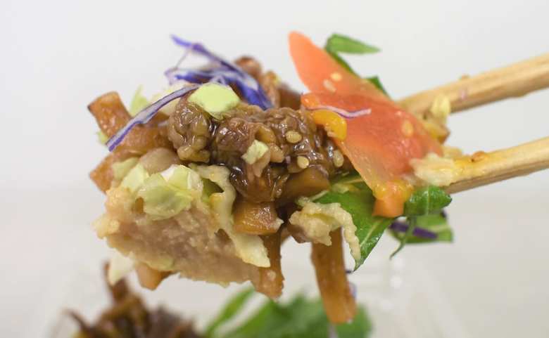 ファミマのおすすめサラダ「すき焼き風味サラダ」の実物画像