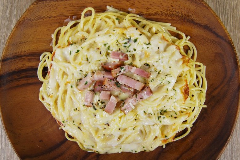 ローソン「4種チーズ使用 とろ～り焼チーズパスタ」の目玉は、ふんだんに使われている4種のチーズ。「モッツァレラ・ゴーダ・チェダー・パルメザン」と、まるで呪文みたいな名前をしたチーズがたっぷり乗っています。さらにチーズたちはこんがりと焼かれているため、ほんのり“きつね色”。お皿に盛れば、高級レストランで出されてもおかしくないクオリティです。