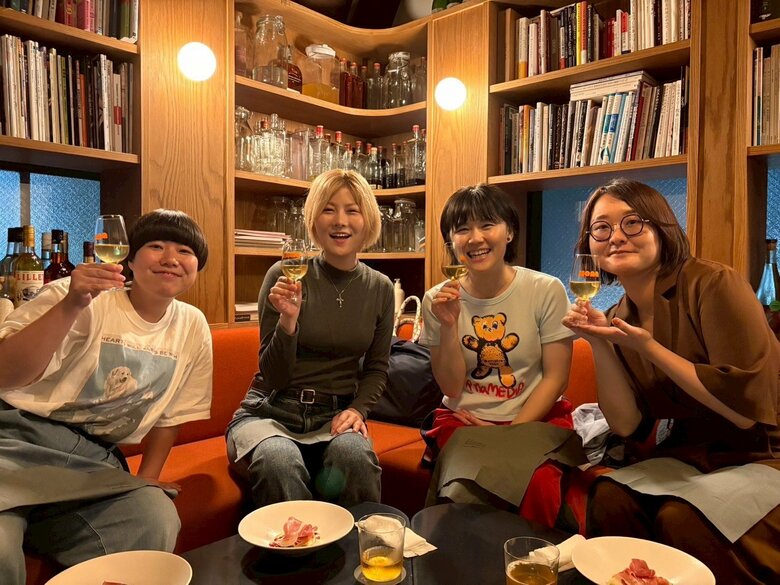 芸人仲間であるにぼしいわしの香空にぼしさん（左）、オダウエダのオダさん（左から2番目）、にぼしいわしの伽説いわしさん（右から2番目）と一緒に