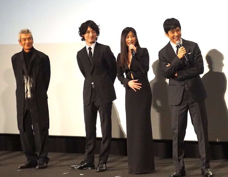 通訳さんの英語訳に耳を傾け微笑む出演者たち