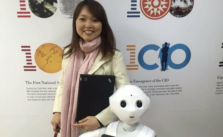 職場での小澤さん。7年前までは杖を使って社内を移動していた