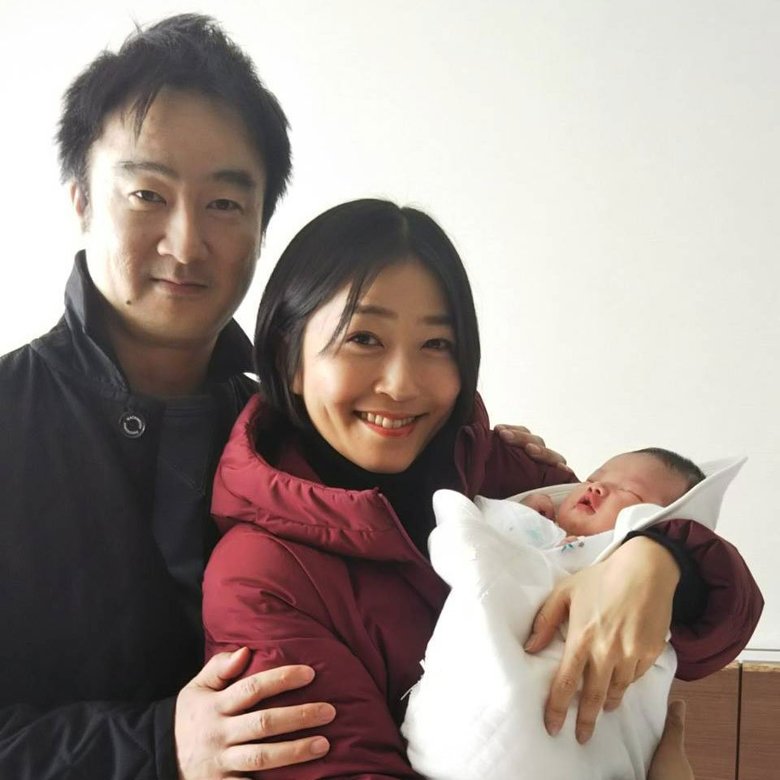 養子縁組で娘を迎えたときの久保田さん夫婦と娘の記念写真