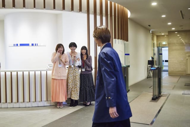 王子の登場にウキウキの女性社員たち©井野ジュン・COMIC ポラリス/TOKYO MX