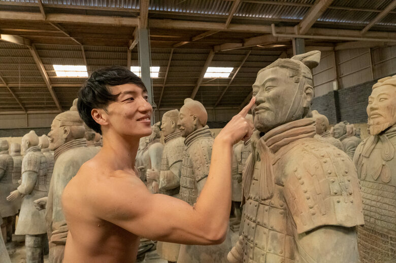 「遺跡のマッチョ」シリーズから「古の戦士に馴れ馴れしいマッチョ」