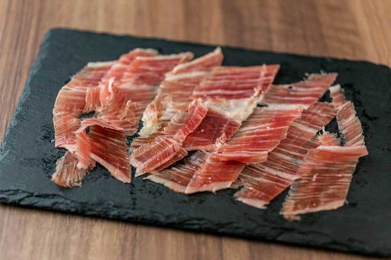 30ヵ月熟成イベリコ生ハム 最高ランク“ベジョータ”の手切りカット  1,490円（税込）