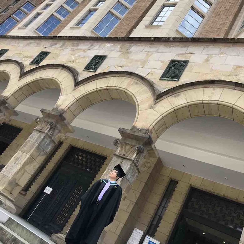 卒業式に東大総合図書館の前で