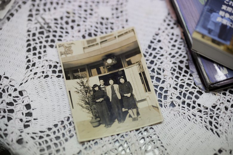 「ひまわり社」にいた頃の京子さん（前段左端）