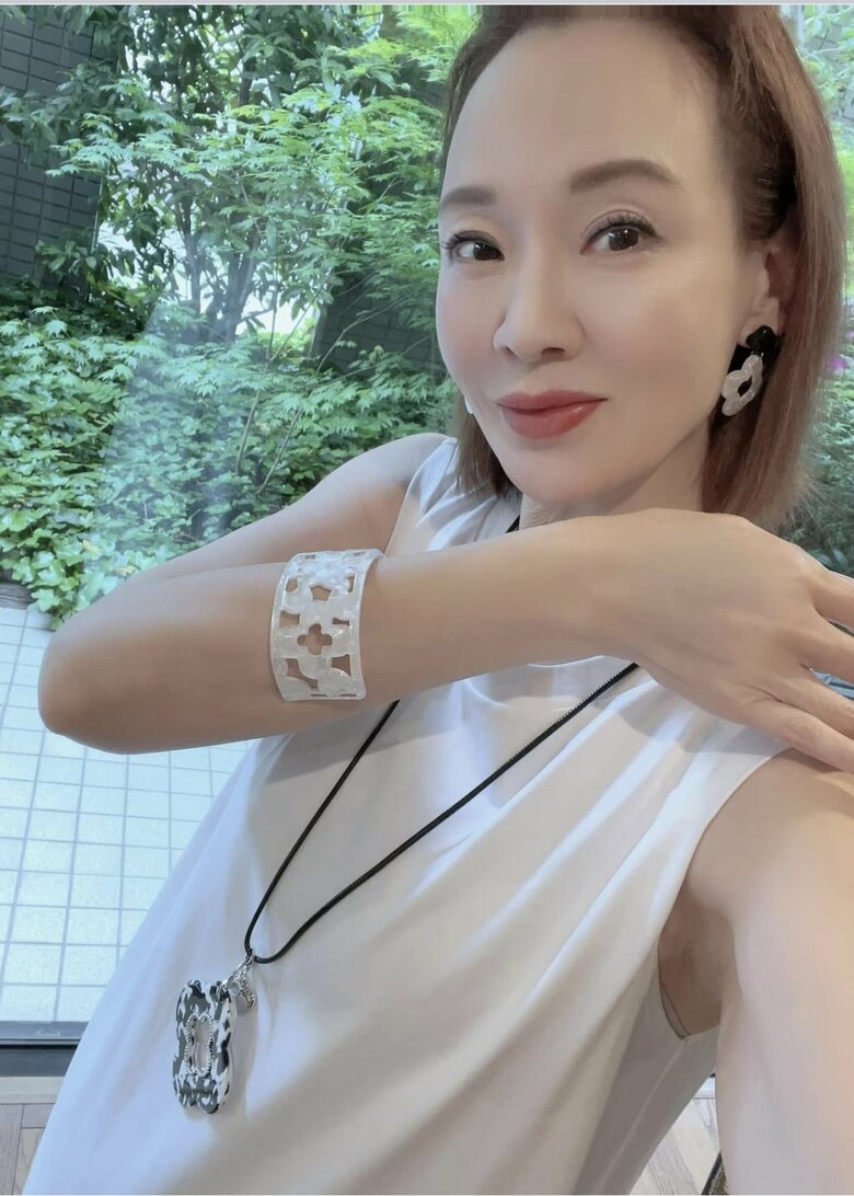 仁香さんがモノトーンをイメージして作った軽くて都会的なペンダント、イヤリングピアス、バングル