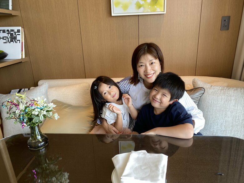 「一緒にぎゅ〜」性格が反対という2人のお子さんと潮田さんの仲良し親子ショット