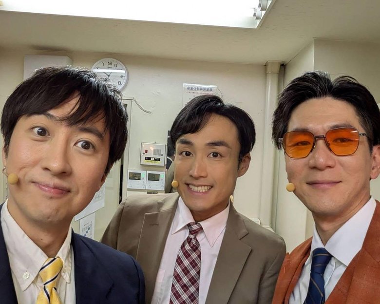 回復後は舞台「揺れるはざまのトラベラーズ」の演出を担当した中本さん演出でとすぐに仕事をする機会も。共演の前田峻輔さん（左）と免出知之さん（右）と