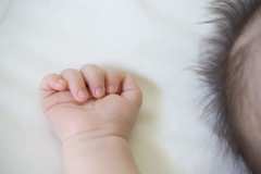 薄くて小さい「子どもの爪」爪切りの選び方から切り方のコツまで