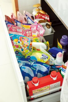 洗面台下で＂目隠し収納＂