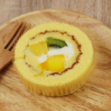 まるで貴族の食事！？ 気品漂う“プレミアム”なローソン「フルーツロールケーキ」が伊達じゃないクオリティ