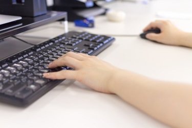 仕事効率UP！オフィスで使えるパソコン疲れ対策グッズ4選