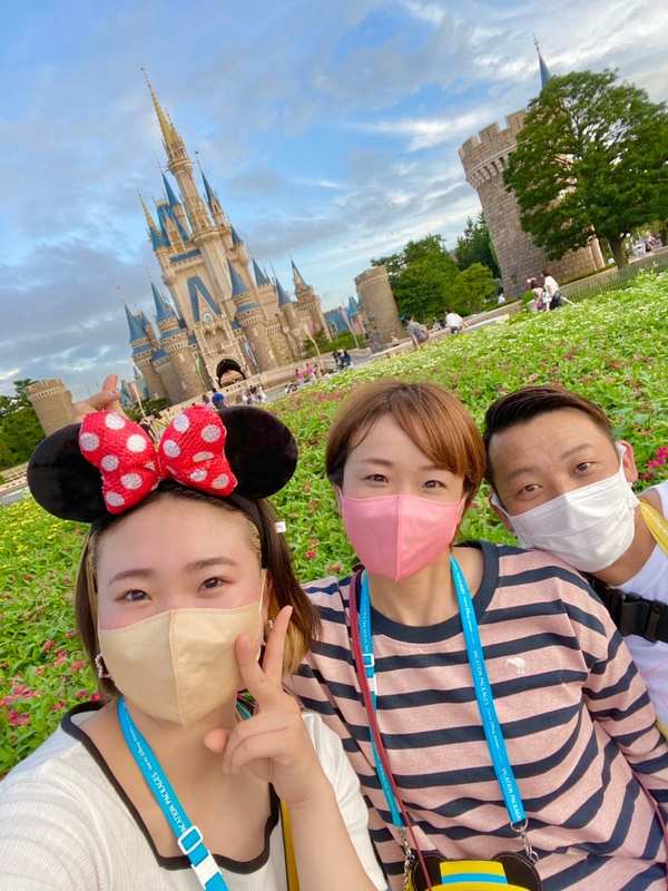 家族3人でディズニーランドを楽しむクレー射撃の中山由起枝選手(写真提供・中山由起枝選手)