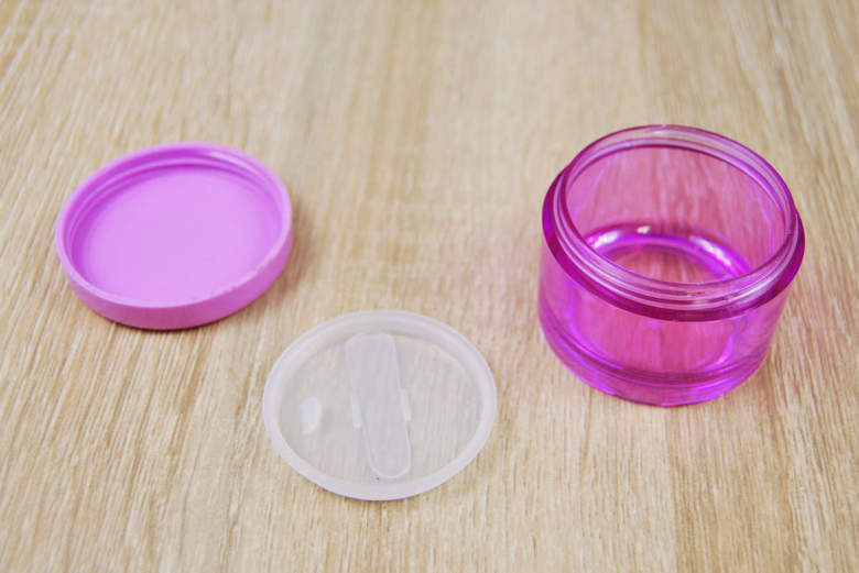 ダイソーのおすすめ商品「ヘラ＆中ブタ付 クリームケース」の使用画像2