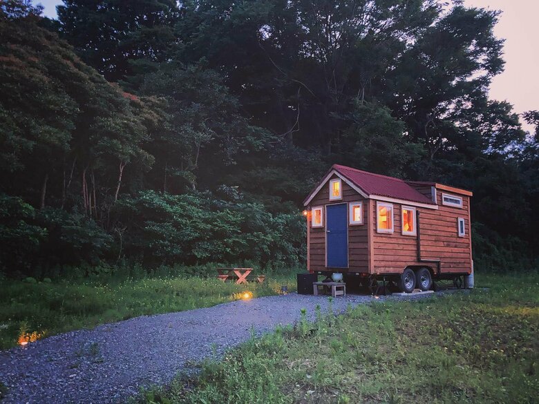 夜は窓から光が漏れる様子も美しい