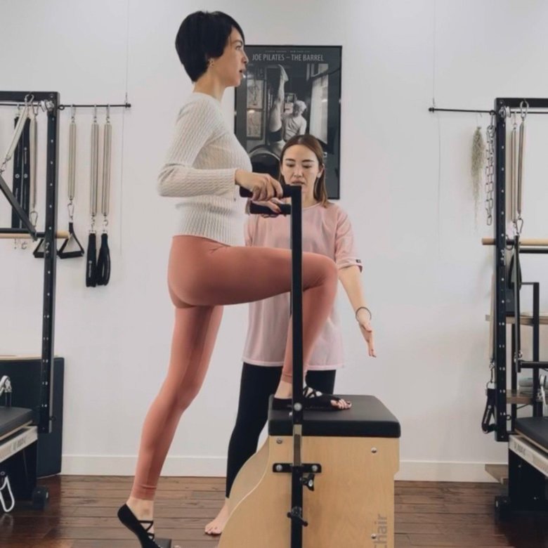 自身が経営するピラティススタジオでのレッスン