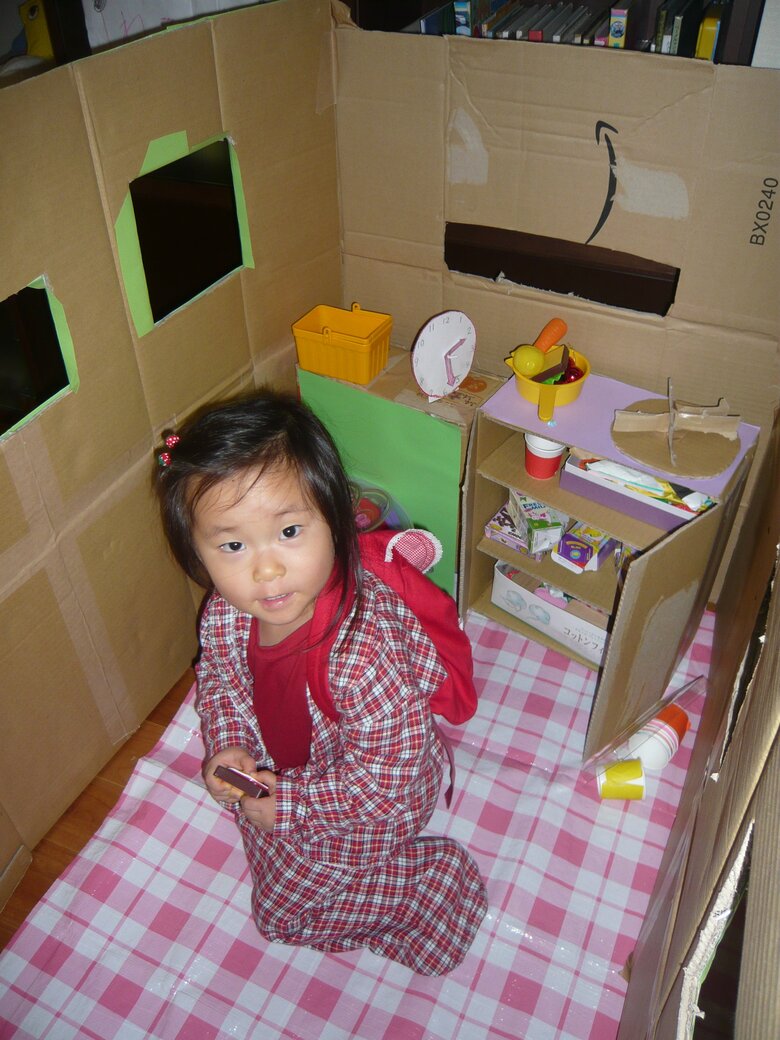 小林さんが自作したダンボールハウスで遊ぶ長女・心澄さん