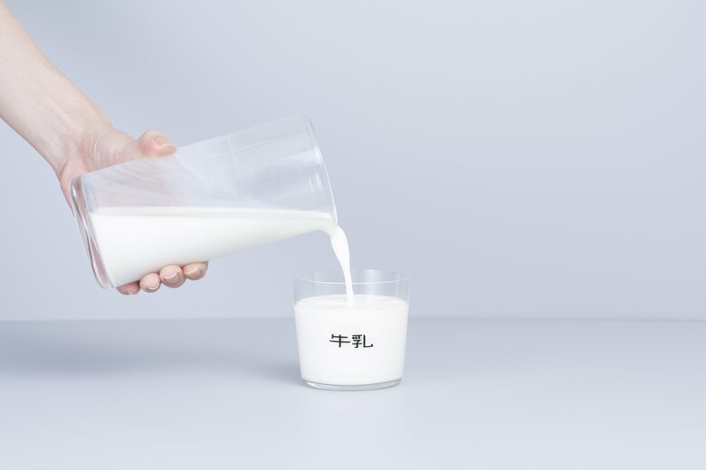 「珈琲」の文字が消え「牛乳」の文字が浮かび上がる