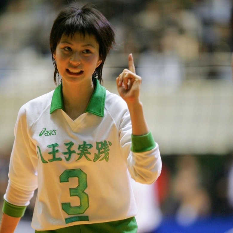 中学、高校は名門の八王子実践中学、高校でバレーボールに打ち込んだ