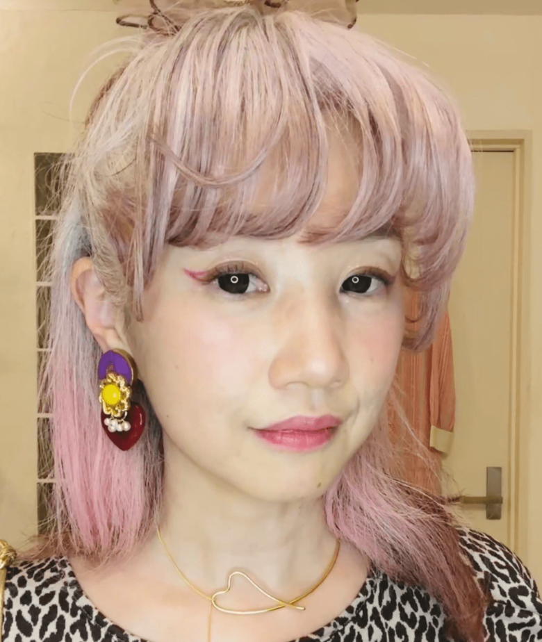 髪色に合わせてカラーメイクを楽しんでいる