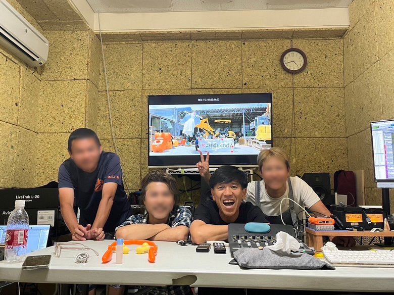 自身が監督を務める映画作品の音入れが終わり満面の笑顔