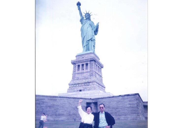 自由の女神像とおばあちゃん。60代（2010年ごろ）にアメリカ旅行へ