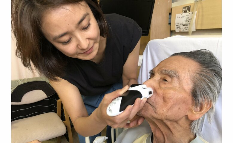 義父の介護をする高橋さん