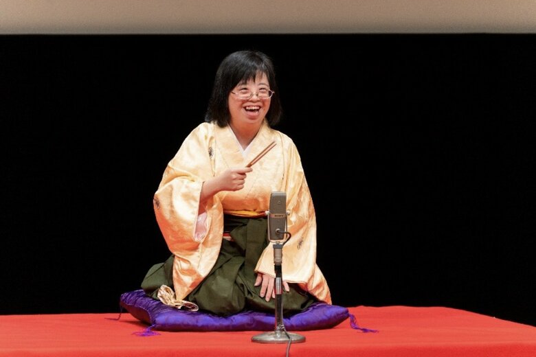 高座で落語を披露する有香さん