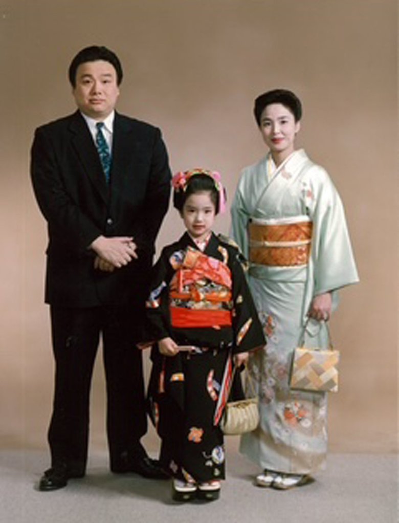 故・井筒親方（元関脇・逆鉾）と母と3人で撮影した貴重な家族写真