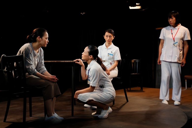 舞台ではシリアスな役柄も。演技で観客を引きつける高野さん（左端）