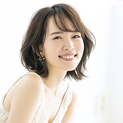 万年ダイエッターから産後マイナス20kgのダイエットに成功した経験や、痩身サロンで女性のダイエットサポートをしてきたキャリアを活かし、美容家へ。身体や心のセルフケアだけでなく、無理をしないライフスタイルや習慣の発信は幅広い層に支持されている。自身がプロデュースするブランド「eume（イウミー）」も人気。著書に『生きているだけで やせる図鑑』（西東社）など。https://www.instagram.com/saoooori89/ 