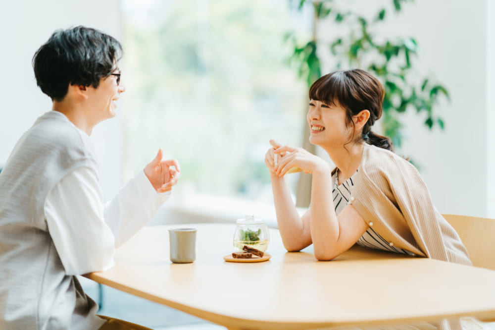 談笑する夫婦