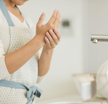 潔癖症!?不安で料理中に何度も手を洗うママの根深い問題