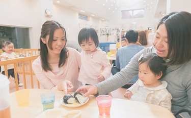 「外食で異なる家族ルール」子どもが納得できる親の対応は【心理士に聞く】