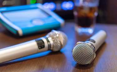 職場のカラオケで外さない定番曲5選