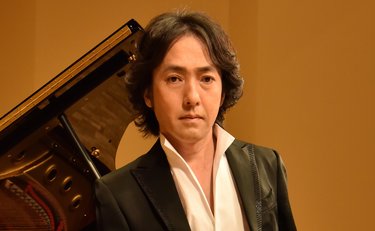 《50歳半ばで初めて明かす》歌手・秋川雅史の「父としての姿」名曲大ヒット直後も「ベビーカー押して山手線に」