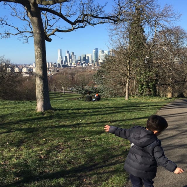 子どもとロンドンの公園を散策するMSGディヴァル理乃さん