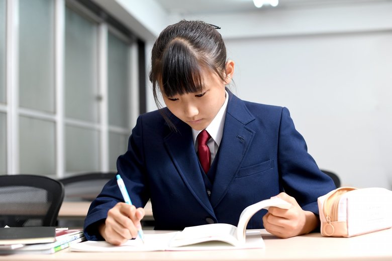 勉強している中学生のイメージ画像