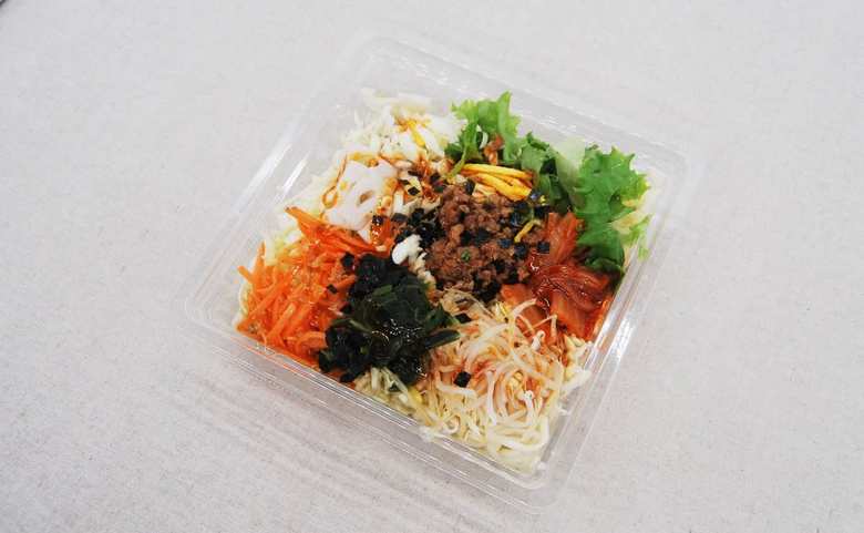 ファミマのおすすめサラダ「1/2日分の野菜が摂れるビビンバ風サラダランチ」の実物画像