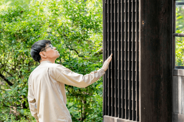 木に触れながら、思考を巡らせる参加者