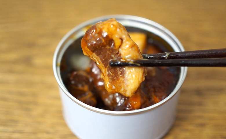 ▲「缶つま 宮崎県産 霧島黒豚角煮」は150g入りで希望小売価格は800円（税抜）