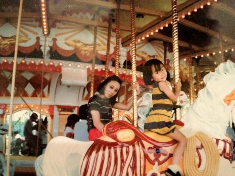 5歳の頃のゆかさん。美しいお母さまとの思い出の一枚