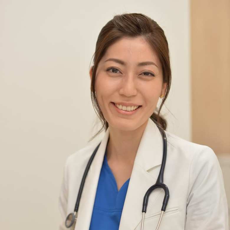 ハピコワクリニック五反田院長。東邦大学医学部を卒業後、東邦大学医療センター大橋病院などを経て、2018年に同院を開院。内科一般、呼吸器内科、アレルギー科の専門医として、乳幼児から大人まで幅広い世代が安心して相談できる診療を目指している。