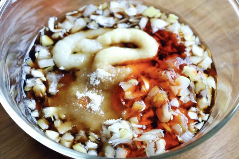 【作り方4】みじん切りにした長ねぎ1/3本、醤油大さじ2、酢大さじ1、砂糖小さじ2、ラー油小さじ1、おろしにんにく・しょうが各小さじ1を混ぜてたれを作る